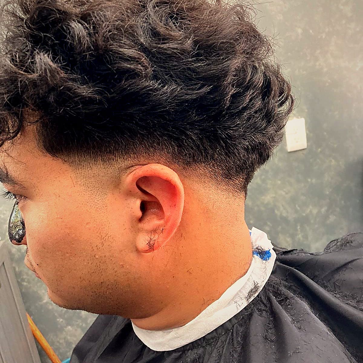 Corte fade con textura rizada