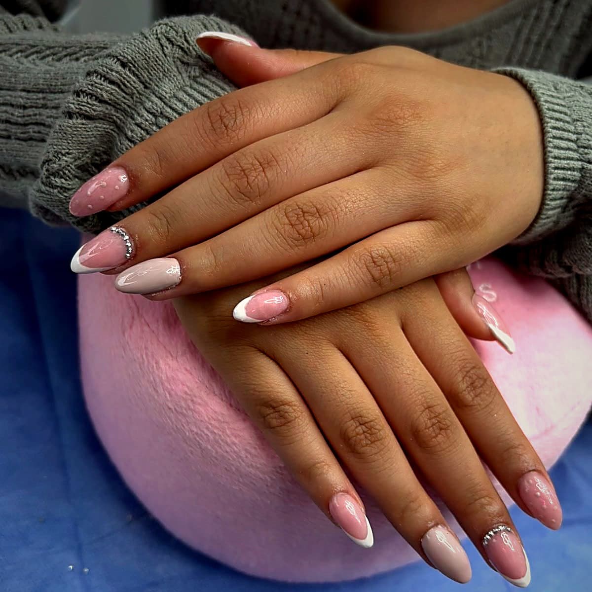 Uñas almendra en blanco y nude