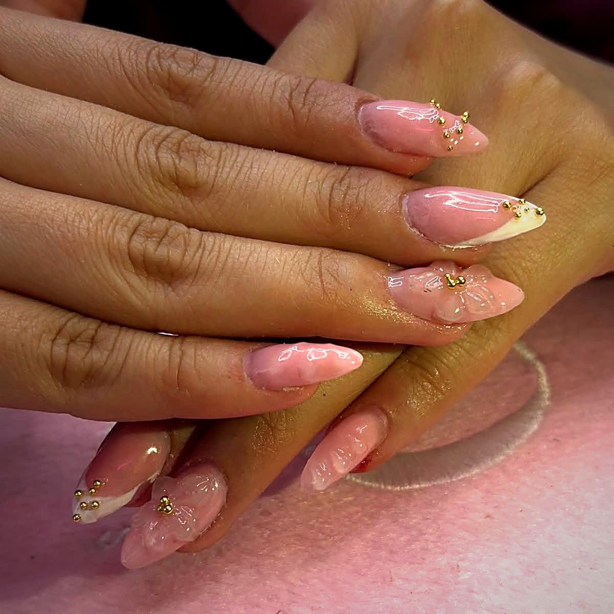 Uñas nude con detalles dorados