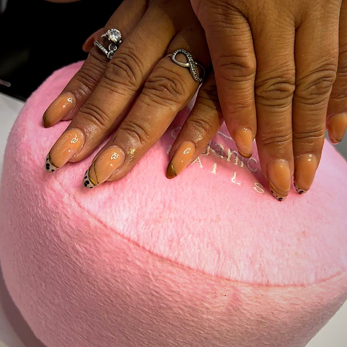 Manicure en tono tierra